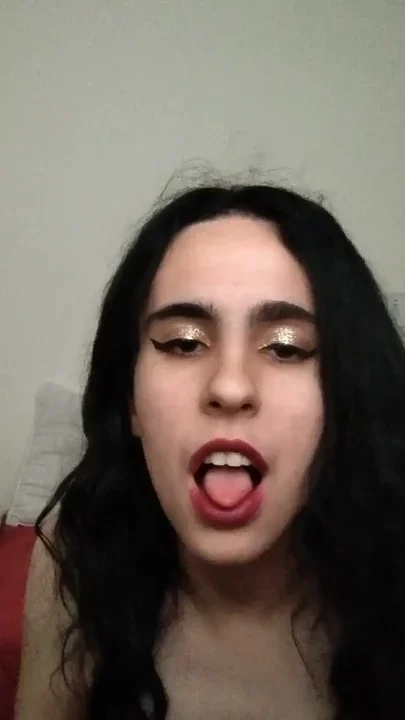 Nymphomaniac beating siririca at party time Clip 1