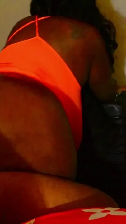 Big ebony booty in slutty orange fit