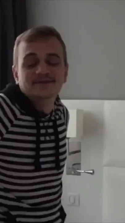 Two sexy French twinks fucking bareback hot