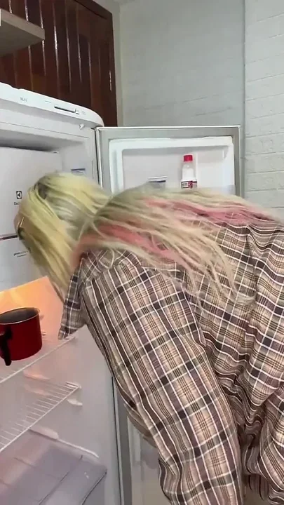 Sexy Housewife Trades Tip for a Fuck