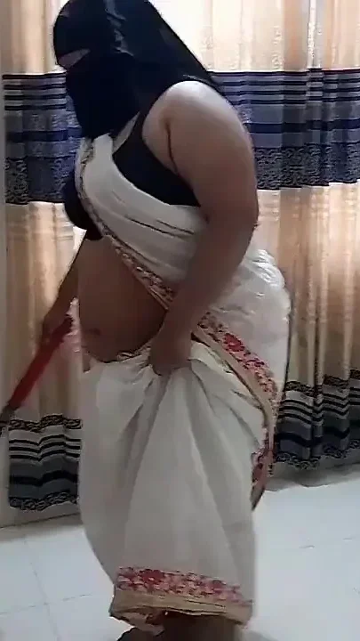 55-year-old Tamil Stepaunty Fucked Hard While She Was Sweeping the House