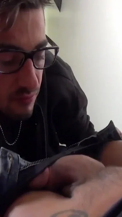 Nick Spears in the hands of Thiago Monte