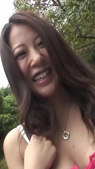 Sexy Japanese babe gets an outdoor fingering