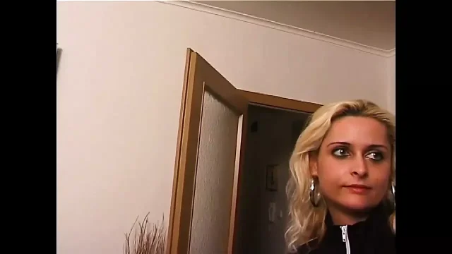 Horny Vintage Mature Gives a Nice Blowjob to a Big Amateur Cock