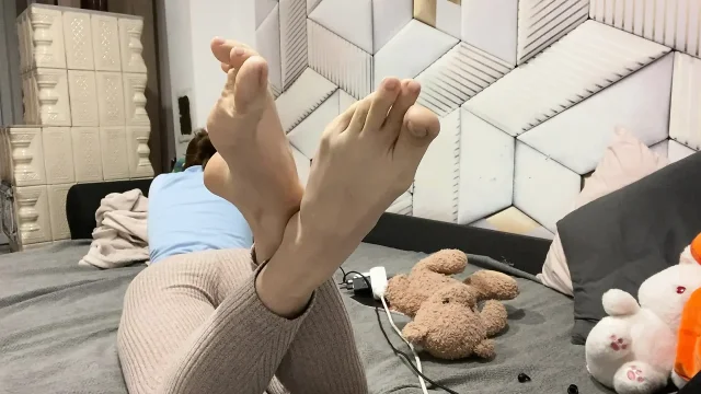 Touch yourself while my FEET ignore you