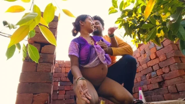 Devar apni bhabhi ko Apne purane bathroom mein le jakar chod raha he - devar