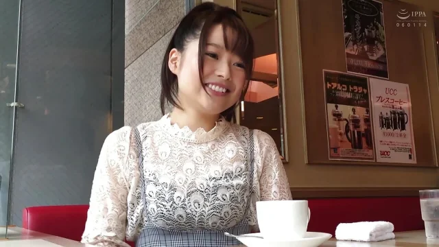 M420g08 a Serious Girl Who Is Doing Medical Affairs That Accepts the Video