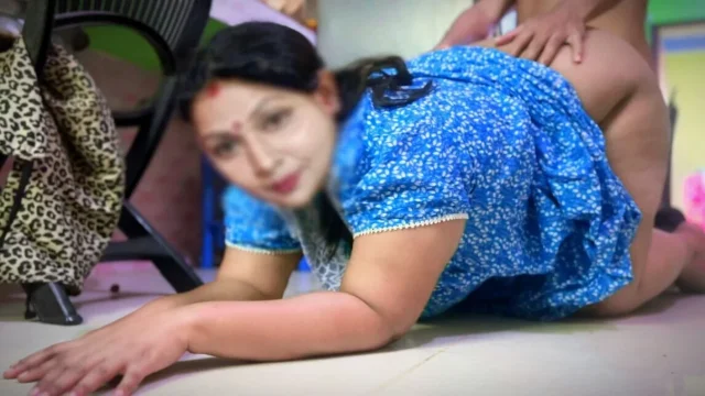 Indian Desi Hot Aunty Fucked by Neighbor Guy When She Was Cooking in Kitchen in