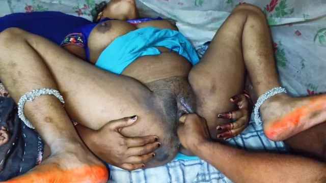 Bhabhi ke chikni chut me devar ne hath dal ke cream nikal diyabig boobs wali