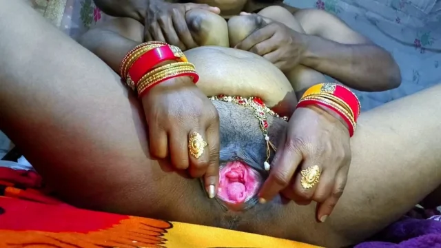 Pregnant suman bhabhi ke chut me bhaiya hanth ghussa ke paani nikal diyahot