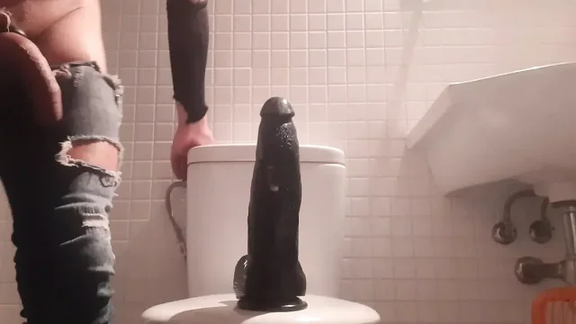 Squirting doing squats with a nere dildo