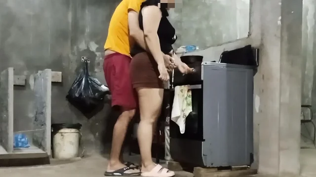 Single mom was going to make dinner but her best friend seduces her to her hard
