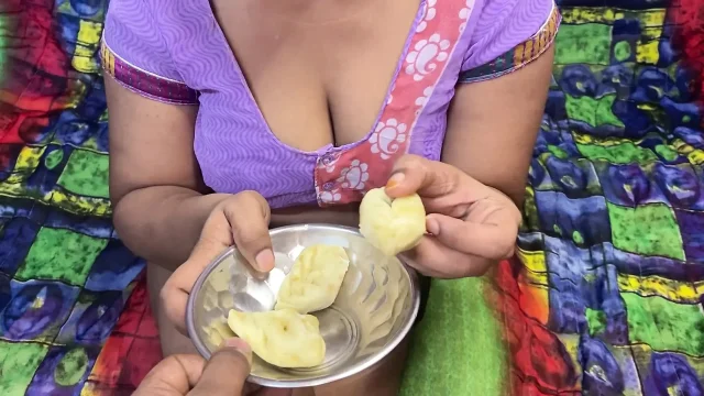 Desi Indian Girlfriend Ko Momos Khila Kar Oyo Room Me Choda Viral Mms XVideo With Hindi Audio