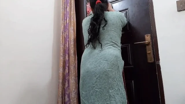 The hot maid cleaning the room was already ready for sex