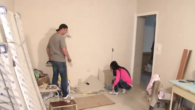 Sexy Girl Gets Railed by Worker's Huge Dick and Cumshot