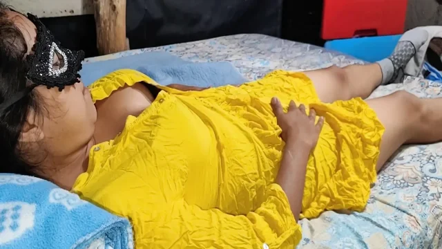Breaking the tight pussy of an 18-year-old girl from Tamil India from x video