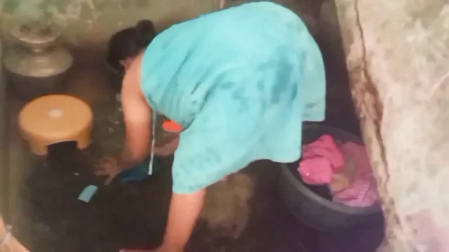 Tamil aunty bathing porn video in village