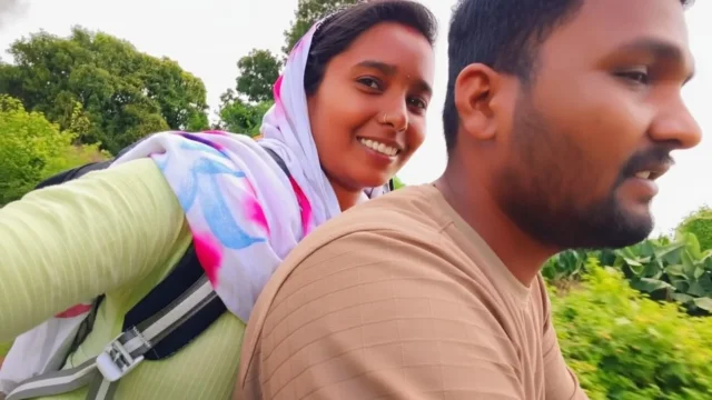 Desi college bhabhi hot boobs suking - unknown girl stops my bike I take her on