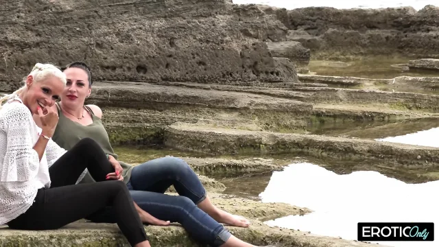 Two Girlfriends Suck Their Vacation Acquaintance's Trunk