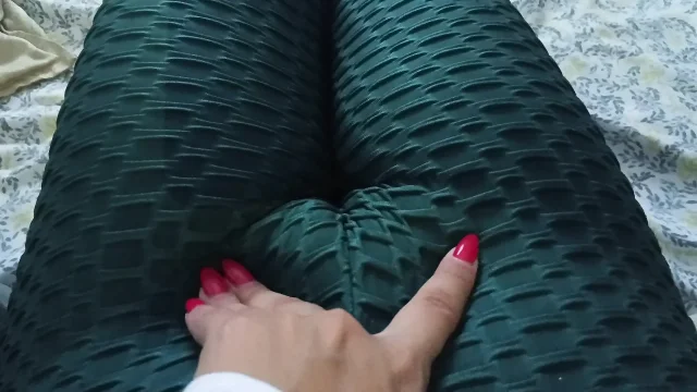 Stepdaughter remembers her stepfather wakes up horny and plays with her pussy