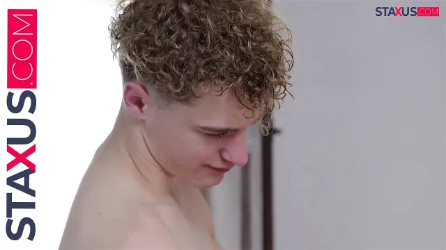 STAXUS I propose an irresistible plan to my friend and he doesn't hesitate to accept