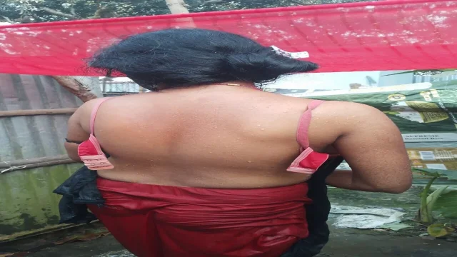 Alon sexy aunty out door bathe