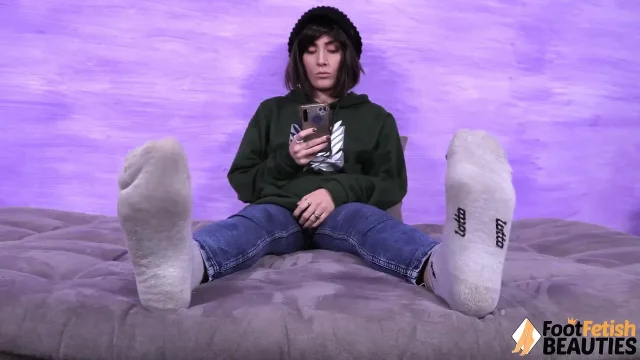 Super hot Aradia Takes off Her Socks and Flaunts Her Toe ringed Feet