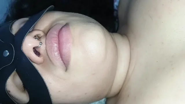FILLING THE CONDOM WITH A LOT OF CREAMPIE WITH THE BITCH EJACULATING ALONG