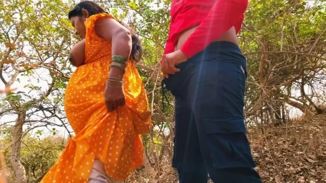 Aaj mer mere sath bahar outdoor me bathroom karne aai thi subah subah jangle me
