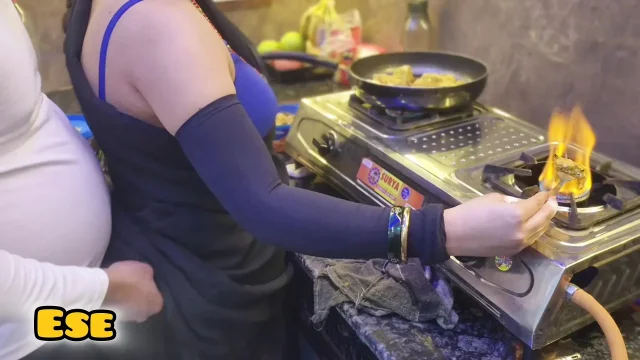 Chachi Ki Jabardast Chudai Kari Kitchen mein Jab wo khana Bnarahi thi