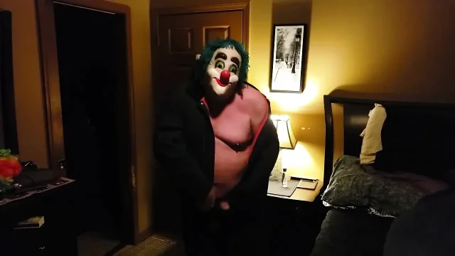 SCARY CLOWN JERKS OFF FOR YOU