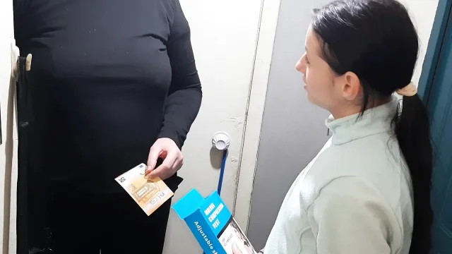 I thanked the delivery girl for a big discount with dirty Russian conversations