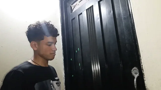 MILF with a big ass cancels the delivery guy with a great blowjob and hard sex