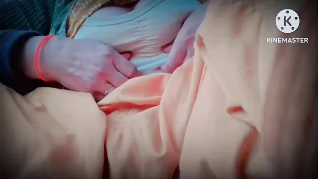 Solo girl goes on all fours to enjoy lots of fingering