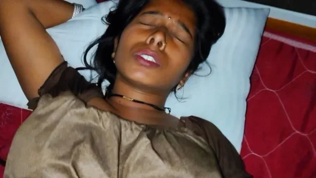 Stepsister sex - Meri chhoti sharma rahi he kiv ki vah pahli bar kar Kari he