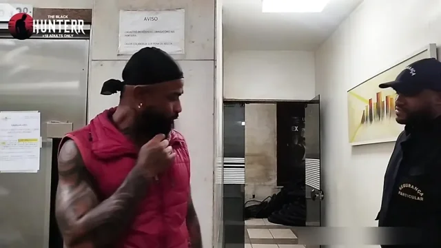 The Security Guard Went to Get Coffee in the Apartment and Ended up Spilling Milk