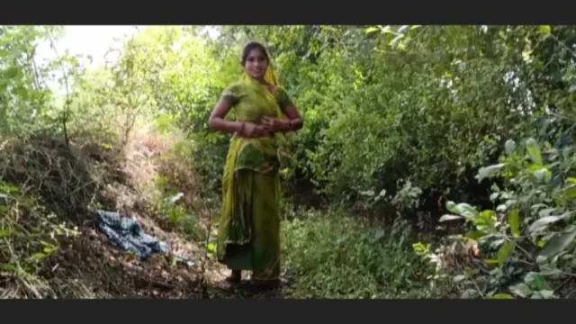 Desi bahu lifted her clothes in the outdoor jungle and put her finger in her