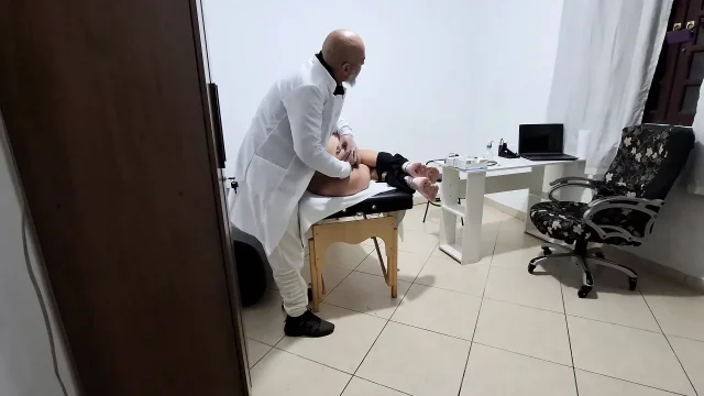 Patient gets fingered by proctologist during anal exam