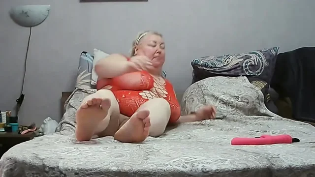 girlfriend kneads her pussy