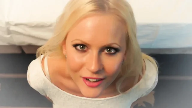 BlondeHexe shows you how the masturbator works