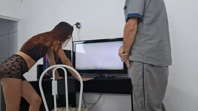 Slut Receives Internet Technician Without Panties and Shows off