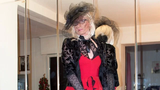 Lady in Red cumshot very ladylike
