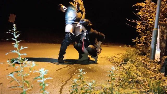 Horny Milf Gives Passionate Rimjob On Public