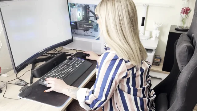 The Secretary Takes a Break in the Office and Starts Masturbating