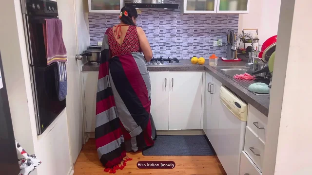 Hottest Desi Wife Saree Sex Big Ass Pressing Blowjob Face Fucking and Loud Missionary