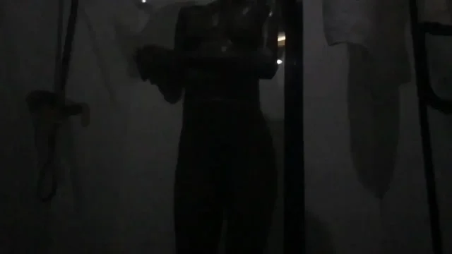 Hot Ebony Beauty Enjoying a Relaxing Sensual Bath and strokes her pussy
