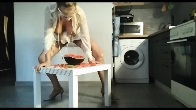Watermelon piss and squirt solo mommy sex
