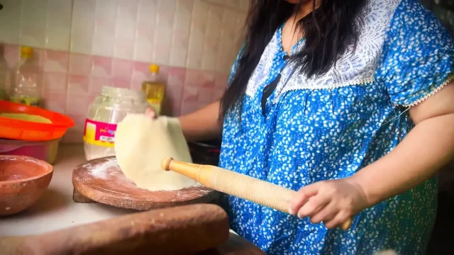 Sass ko jabardast Choda - Indian Desi Hot Motherinlaw Cooking without pajama &