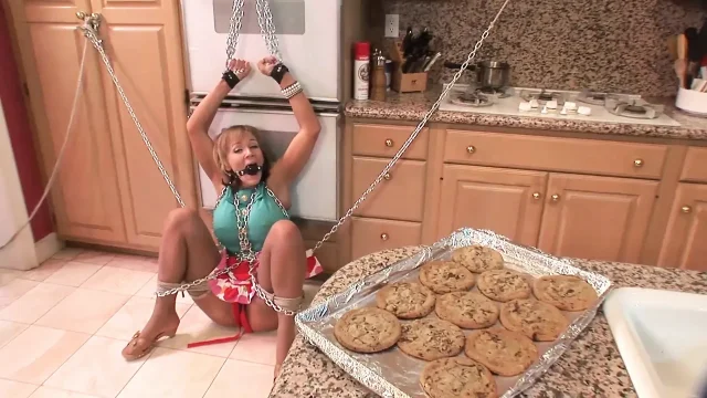 I tied my stepmother with chains and fucked her