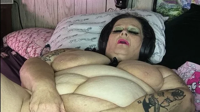 It Takes 2 Double Dose to Squirt This Chubby Chunky Ho